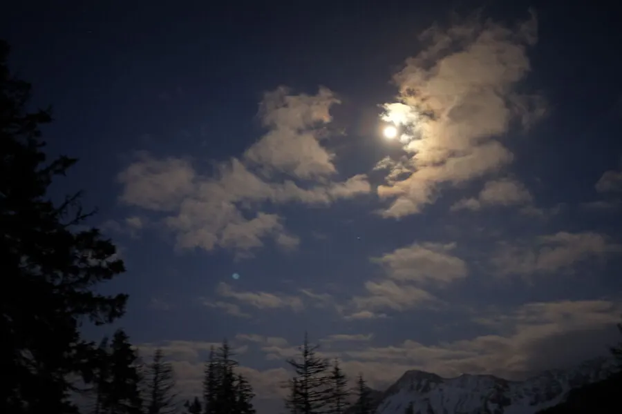 Full Moon Snowshoe Hike in Switzerland - guided hiking tour in switzerland-fribourg-schwarzsee
